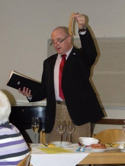 Zur Erheiterung der Gste hatte der Ortsbrgermeister Hartmut Rieck nicht nur Wein mitgebracht, sondern trug auch ein Gedicht ber zwei verliebte Wrstchen vor.