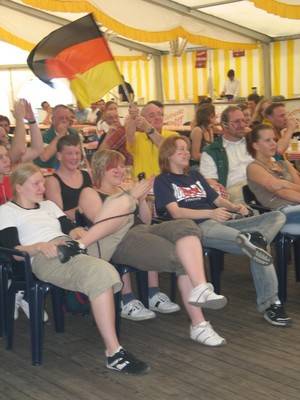 Stimmung im Festzelt am Erffnungstag: Deutschland gewinnt bei der Fuball-WM 4:2!